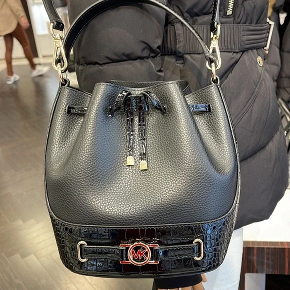 MICHAEL KORS
Reed Medium Pebbled Leather Belted Bucket Messenger Satchel Crossb - Picture 4 of 16